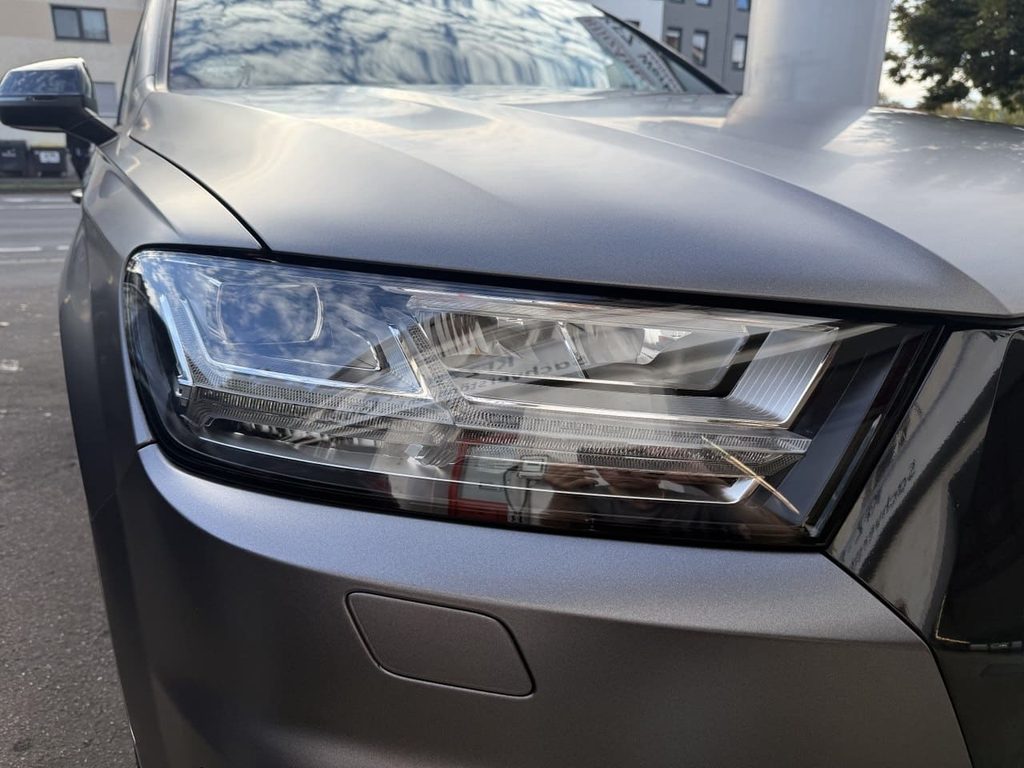 Audi Q7 – Vollfolierung in 3M Satin Dark Grey