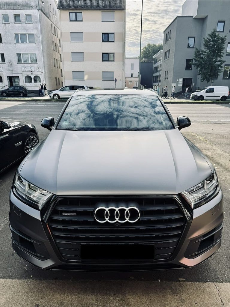 Audi Q7 – Vollfolierung in 3M Satin Dark Grey