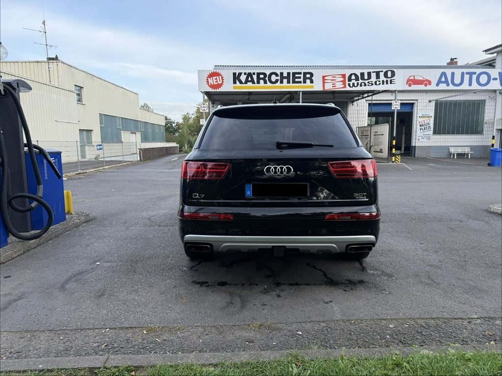 Audi Q7 – Vollfolierung in 3M Satin Dark Grey